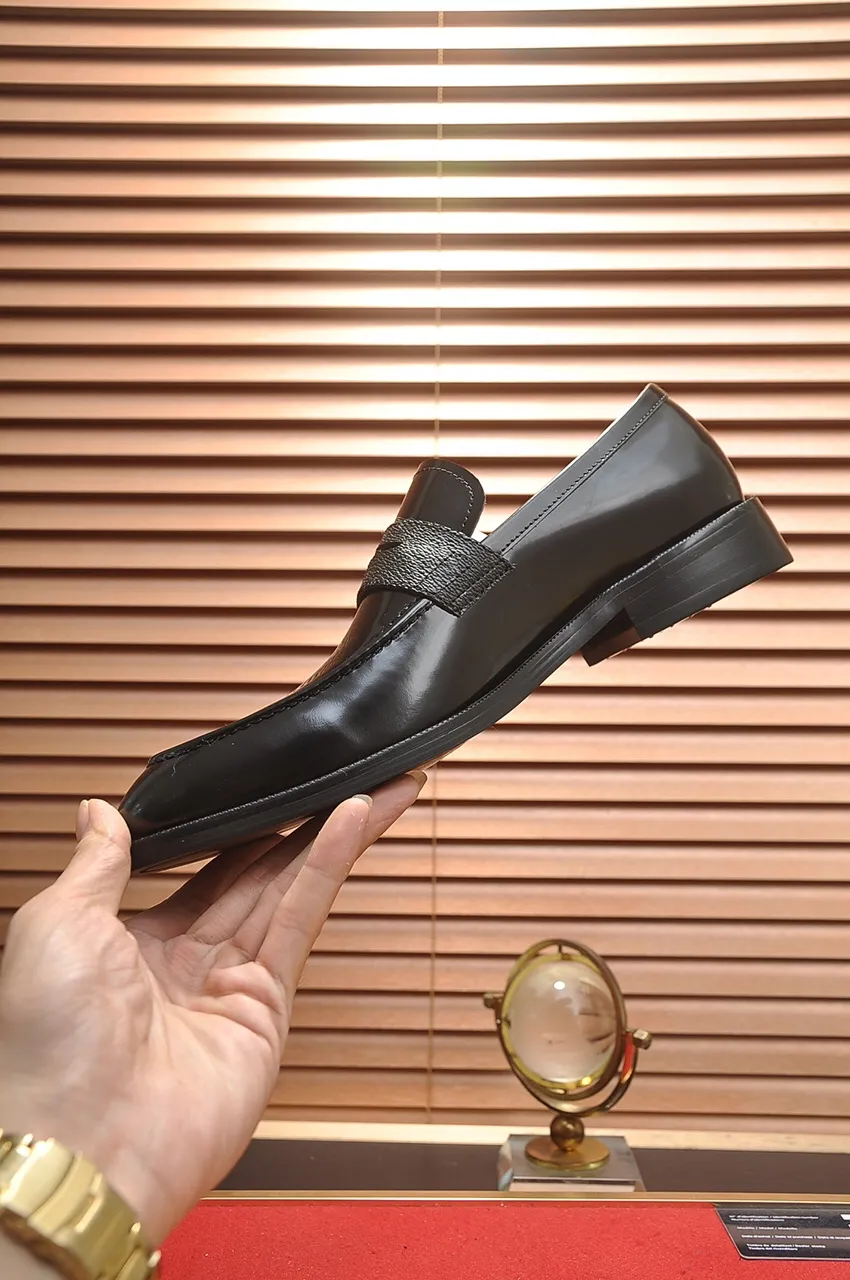 Men's men's shoes 💰460💶 [LV] (all high-end sheep lining) 🍀LV's latest genuine leather business suit shoes are launched simultaneously on the official website. The first-layer cowhide imported from Italy is made of heavy gold, 💥official website 1:1 rubber outsole. Versatile to wear, high-end without losing class, and the color combination is extraordinary. This four-season style is alluring when worn on your feet, showing off your big-name flair. Standard code 38-45 (45 customized)